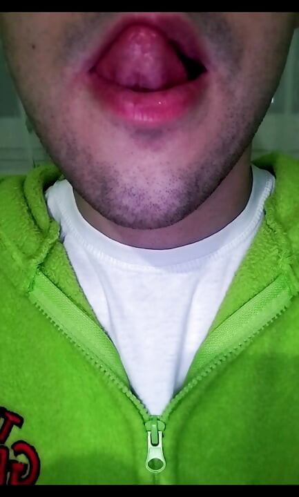 Genç eşcinsel seks için hazır parmak yalıyor ve emiyor