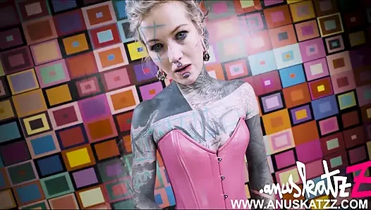 Solo-mädchen anal-masturbationssession mit stahl-spielzeug