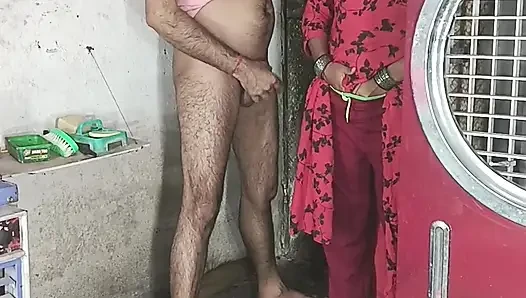 Göt amcık sikiyor yarak emiyor göğüslerini emiyor memeden süt emiyor ve domaltarak yarağa oturuyor ve doğrudan Hintçe seste yatıyor