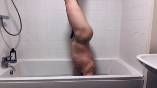 Headstand subaquático nua no banho!