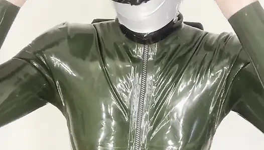 Gadis dengan kostum lateks ini merekam mulutnya sampai orgasme intens