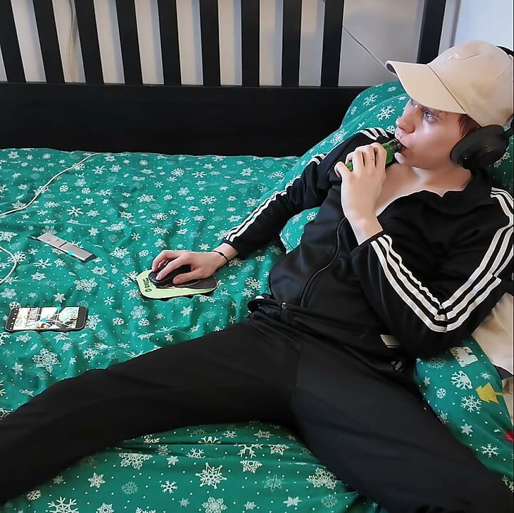 Young twingo jerking off and playing his ass