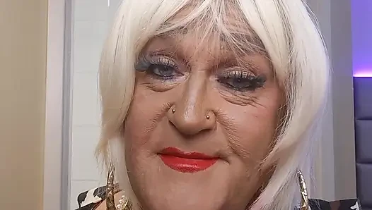 Kadın kılıklı fahişe Tanyalushxx oral seks yapıyor