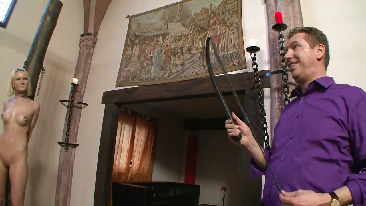El Amo azota a sus esclavas rubias encadenadas en el calabozo