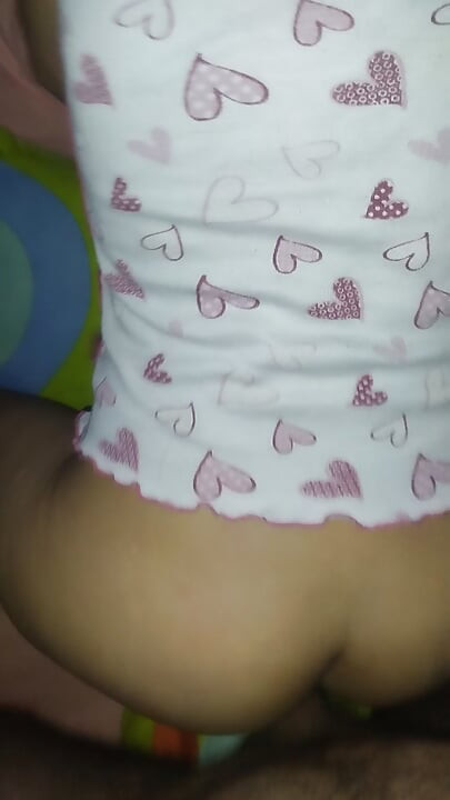 성기를 갈망하는 계모가 침대에 누워 의붓아들의 성기를 젖은 음부에 깊숙이 핥는다