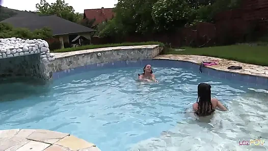 Das wasser verstärkt alle lesbischen sensationen, während das lesbische scissoring im pool weitergeht