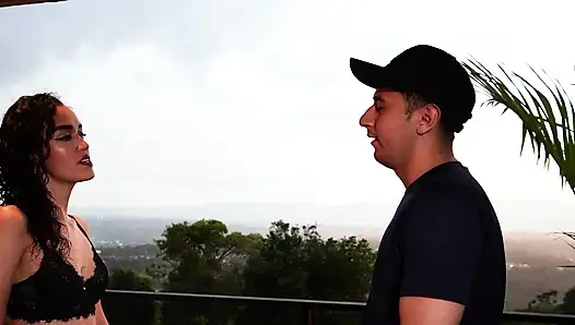 Permainan panas dengan saudara tiri saya lepas kendali dan saya akhirnya menidurinya