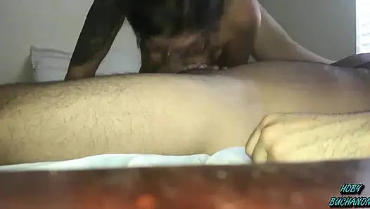 Gözlüklü dövmeli piliç sikiliyor ve sertçe sikiliyor
