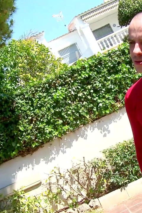 Chico rico invita a una pareja a follar mientras él mira