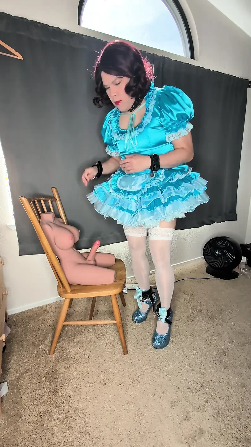 Satin Sissy maid pluggar sig själv och suger sin docka
