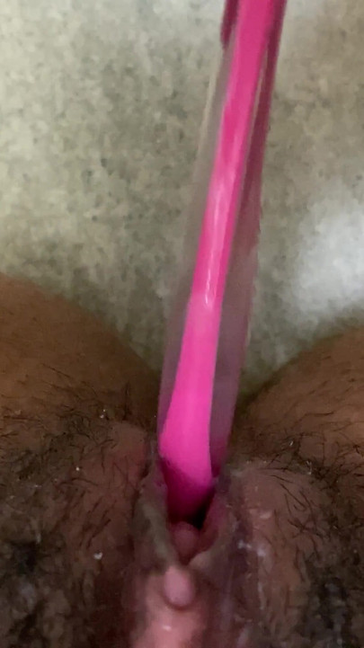 Δυνατή στιγμή από το "Toothbrush mastrubating pussy"