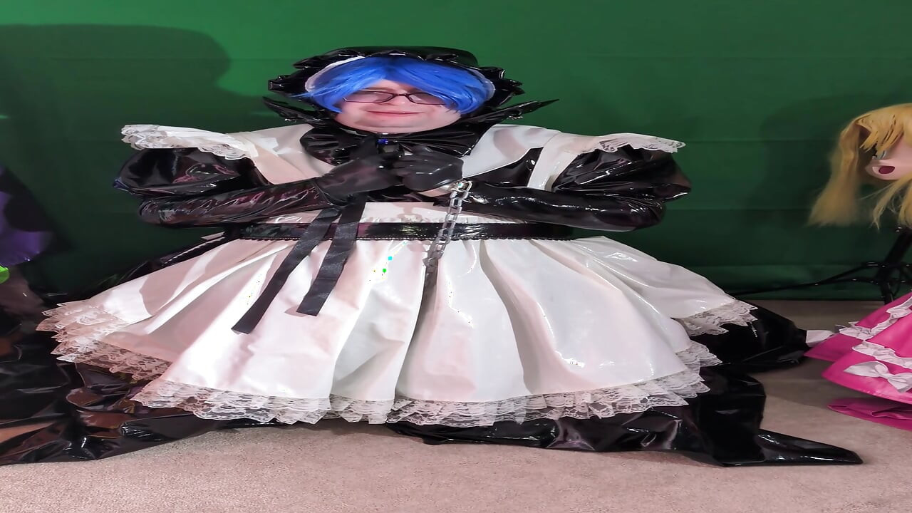 Lagdelt PVC Maid Aoi i en lang tryllestav vibratorsession