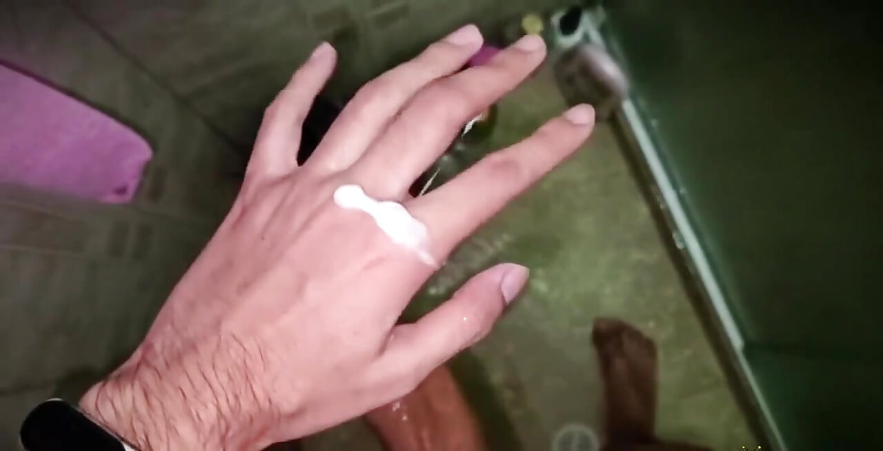 Ngocok kilat dengan gel keren di kamar mandi. Air maniku enak dan tebal