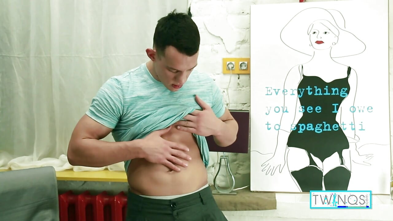 欲望に満ちたキンキー・トゥインク・ルークが全身をオイルと磨き上げる!