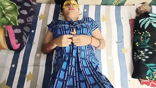 Desi bhabhi mendinginkan api memeknya dengan suara hindi yang jernih.