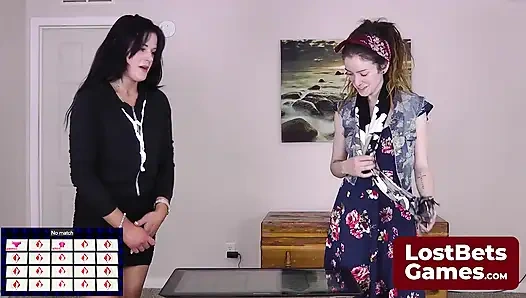 Запертый стриптиз Stefanie и экс-дальнобойщик SarahBeth вигреи