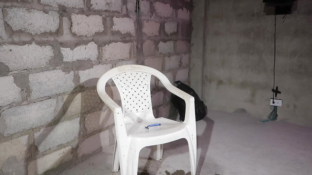 Saya mencukur dan melancap sebelum berlepas untuk rumah pelacur
