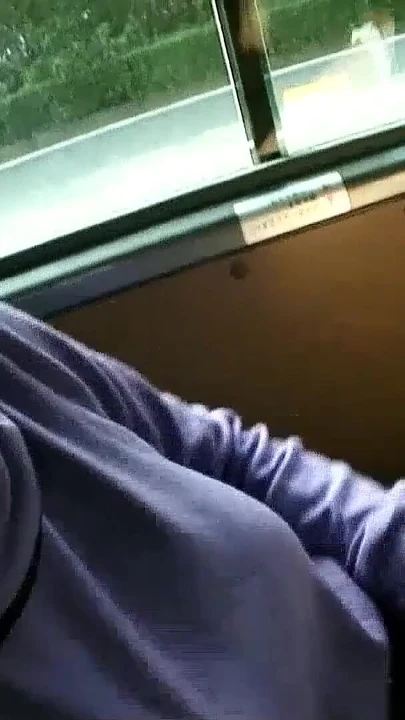 רגע מרגש מתוך "תלמידה יפנית קטנה בת 18 מדברת עם מציצה ראשונה ברכב על ידי זקן"