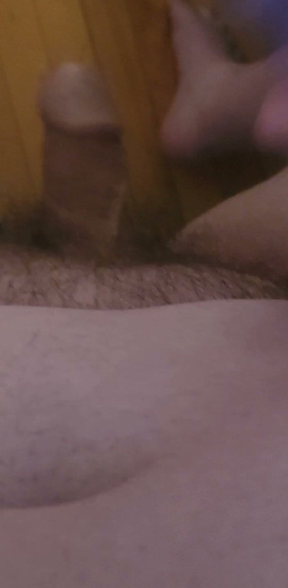 El chico gordo se azota su pequeño pene con fimosis con un dildo de 7 pulgadas