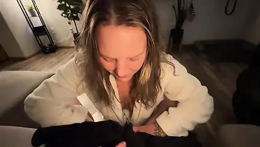Tombul, Tombul Evli Kadın Kanepede Amını Teslim Ediyor