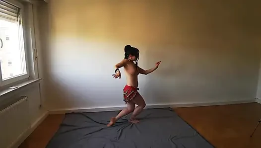 Tarian hot budak seks arab yang super hot ini berakhir dengan tarian bugil!