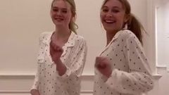 Elle Fanning und eine blonde Freundin tanzen im Schlafanzug