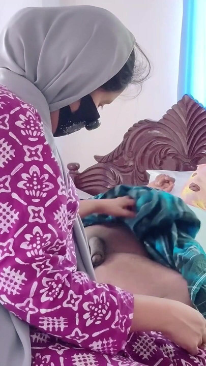 Hijabi Lonely Milf ψάχνει για προσοχή | Κλιπ 1