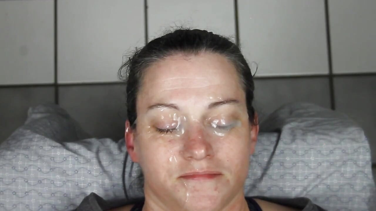 Perversă Dee într-o altă situație cu șarjă de spermă pe față