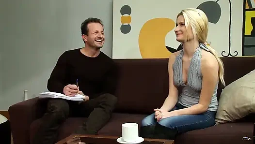 Сексуальная юная блондинка наслаждается хардкорным сексом на кастинге