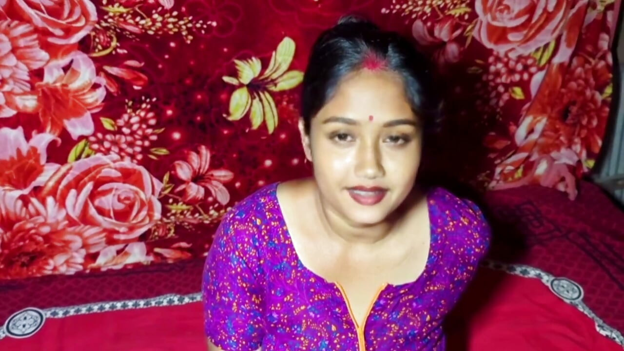 Indian Desi Bhabhi Cleaning Her Private Part Hair