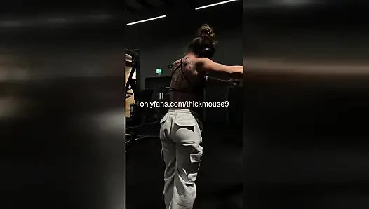 Instagram canlı dansı sırasında yaramaz genç kızın amcık frikik