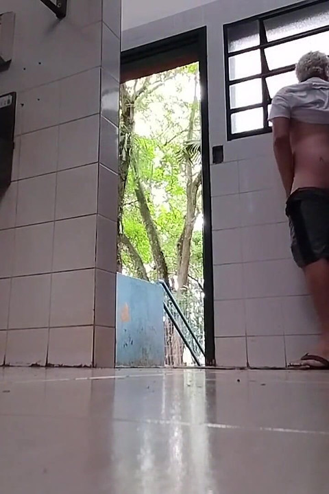 私は、友人をこっそり吸った後、公衆トイレで自分自身をチラ見せしているところを捕まりました。