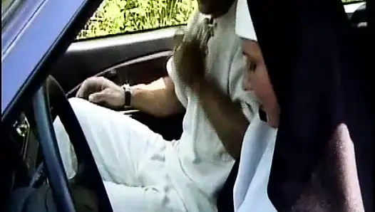 Esmer Alman ateşli anne bebek fetiş sahnesinde sikiliyor