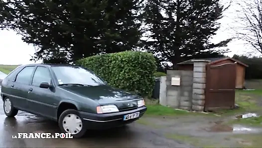 Молодую толстушку-брюнетку шпилят раком