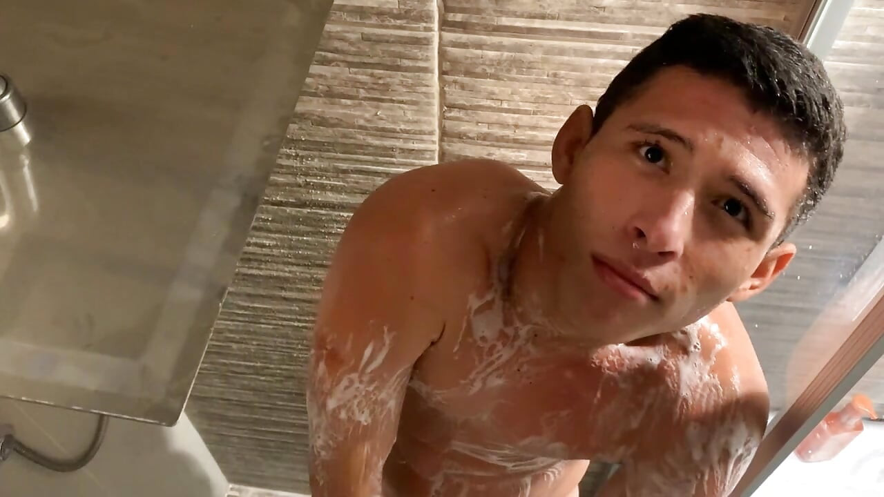 Маркус отримує трохи після обслуговування душу