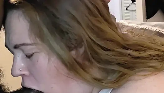 Şişman götlü beyaz kız sikiliyor ve üvey erkek kardeşlerinin dölünü yutuyor