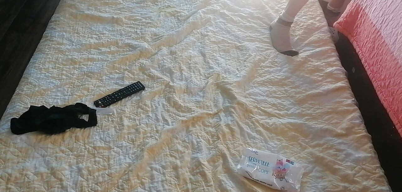 Sexy wife serves breakfast in the bedroom. Lick the wife's juicy pussy until orgasm.