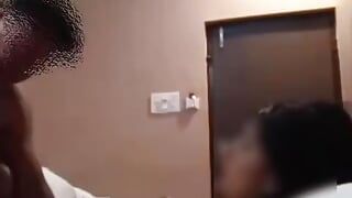 भारतीय धोखेबाज छात्र अपने घर में टशन टीचर के साथ सेक्स करते हुए।