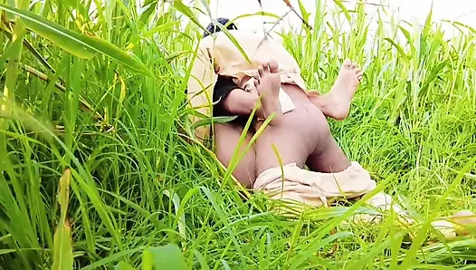 Mamma indiana e figliastro kheton mein choda bahut maja aaya