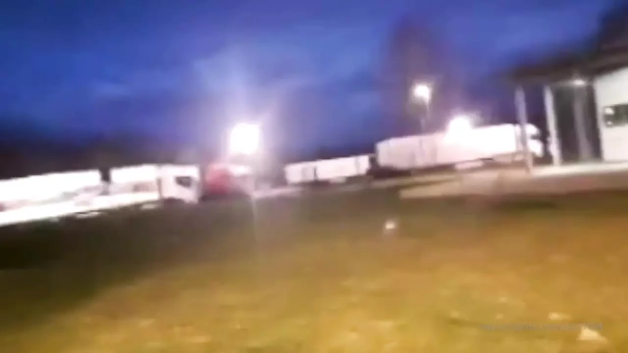 在一个卡车停车场，我在厕所里发现一个超级热辣的卡车司机和大鸡巴