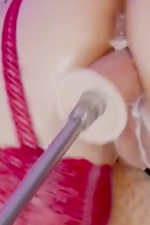 Big Dildo îi fute vaginul până la Big Squirt