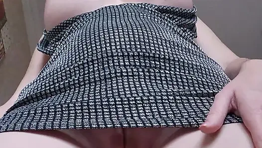 Voyeur, du erwist mich beim blankziehen der muschi - ich weiß, dass du unter meinem rock schaust