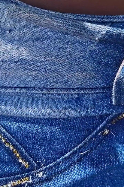 Venha foder essa puta, ela está dando bolas para todos no bairro