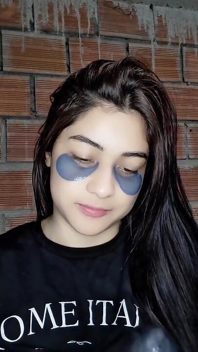 Yulieth hot choot teji se aur gahraee tak giraati hai