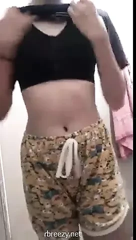 Awek berbogel dan menjolok pepek dalam video