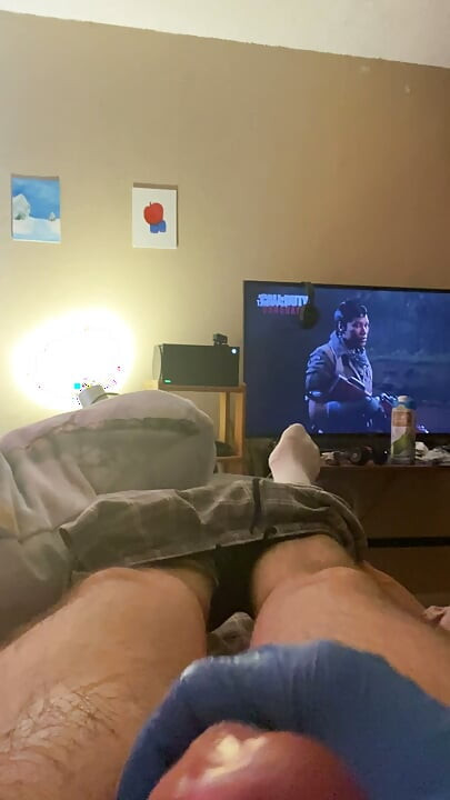 Sikimi oynatıp boşalana kadar devam ediyorum