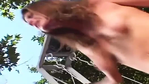 Seks threesome hot bareng cewek sange yang lagi asik nyebelin kontol besar di luar ruangan