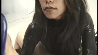 Dominadora asiática fodendo uma garota