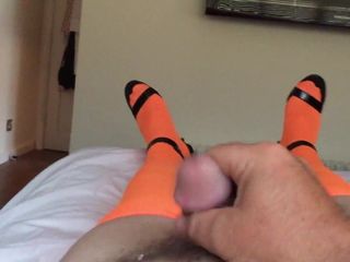 Calze arancioni al neon con tacchi strappy da 5 pollici con sperma