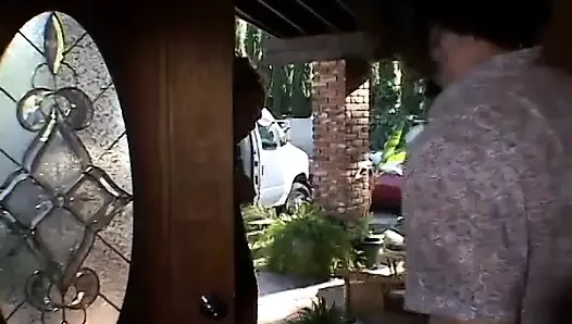 kızıl saçlı çifte sikildikten sonra bardaktan döl içiyor